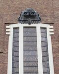 Het logo van de Gebroeders Gerzon boven het glas-in-loodvenster.
<br/>
Marcel Westhoff, 2016-04-01